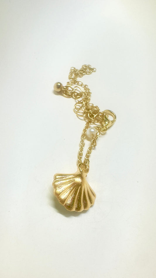 Minimal Seashell Charm Pendant – Gold Stainless Steel