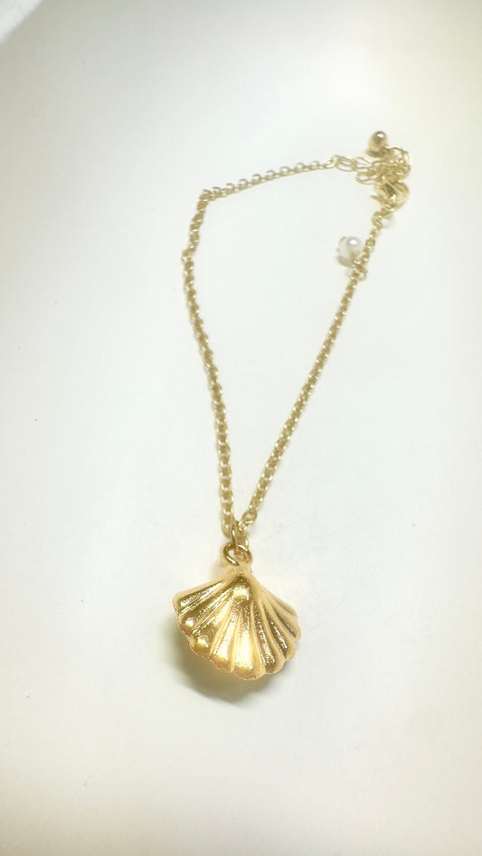 Minimal Seashell Charm Pendant – Gold Stainless Steel